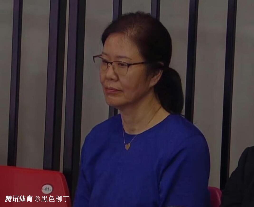 他把他的房子留给了第二任妻子，还有约3000元的保险费，其余的钱都藏了起来一一谁也不知道有多少一存在用假名登记的银行账户里。